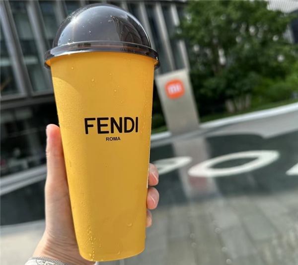 喜茶联名奢侈品牌FENDI新品卖爆单！小程序抢崩 周边炒至百元(图1)