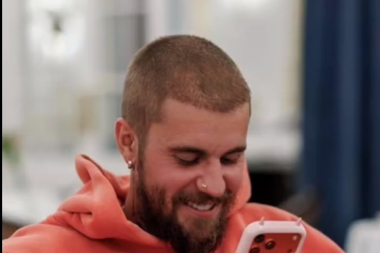 贾斯汀比伯吐槽iPhone按钮设计 竞争对手OpenAI负责人回复：欢迎加入(图3)