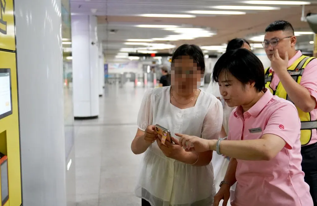 一柜难求，人气火爆，众多媒体到场报道！小铁智能寄存柜携手上海地铁打造出行轻体验(图3)